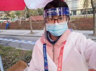 This photo was taken by me at the Shanghai International Marathon in November 2020. I was a volunteer at that time, and because of the COVID-19 pandemic, all the volunteers had to wear masks and face shields. The photo is what I looked like at the time. I thought no one would want to run a marathon during the epidemic, but on the day of the race, there were 9,000 people, both young and old, participated. Not for honor, not for reward, perhaps just for happiness or fun, everyone struggles to run toward the d